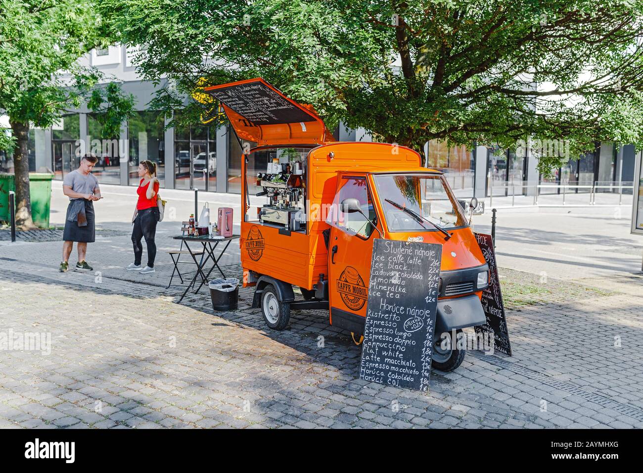 12. MAI 2018, SLOWAKEI, BRATISLAVA: Café auf Rädern - Kleinlaster als Café-Bar Stockfoto