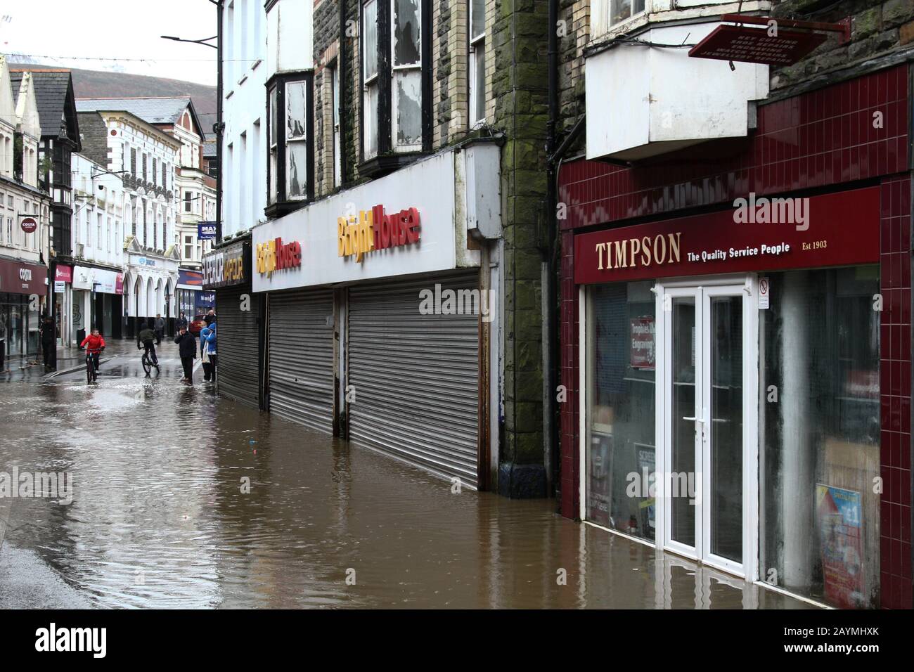 Pontypridd, Südwales, Großbritannien. Februar 2020. Wetter in Großbritannien: Häuser und Unternehmen werden heute Morgen stark überschwemmt, nachdem der Fluss Taff über Nacht, nach dem starken Regen, an den Ufern platzt. Kredit: Andrew Bartlett/Alamy Live News Stockfoto