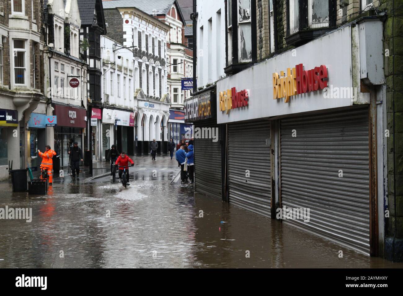 Pontypridd, Südwales, Großbritannien. Februar 2020. Wetter in Großbritannien: Häuser und Unternehmen werden heute Morgen stark überschwemmt, nachdem der Fluss Taff über Nacht, nach dem starken Regen, an den Ufern platzt. Kredit: Andrew Bartlett/Alamy Live News Stockfoto