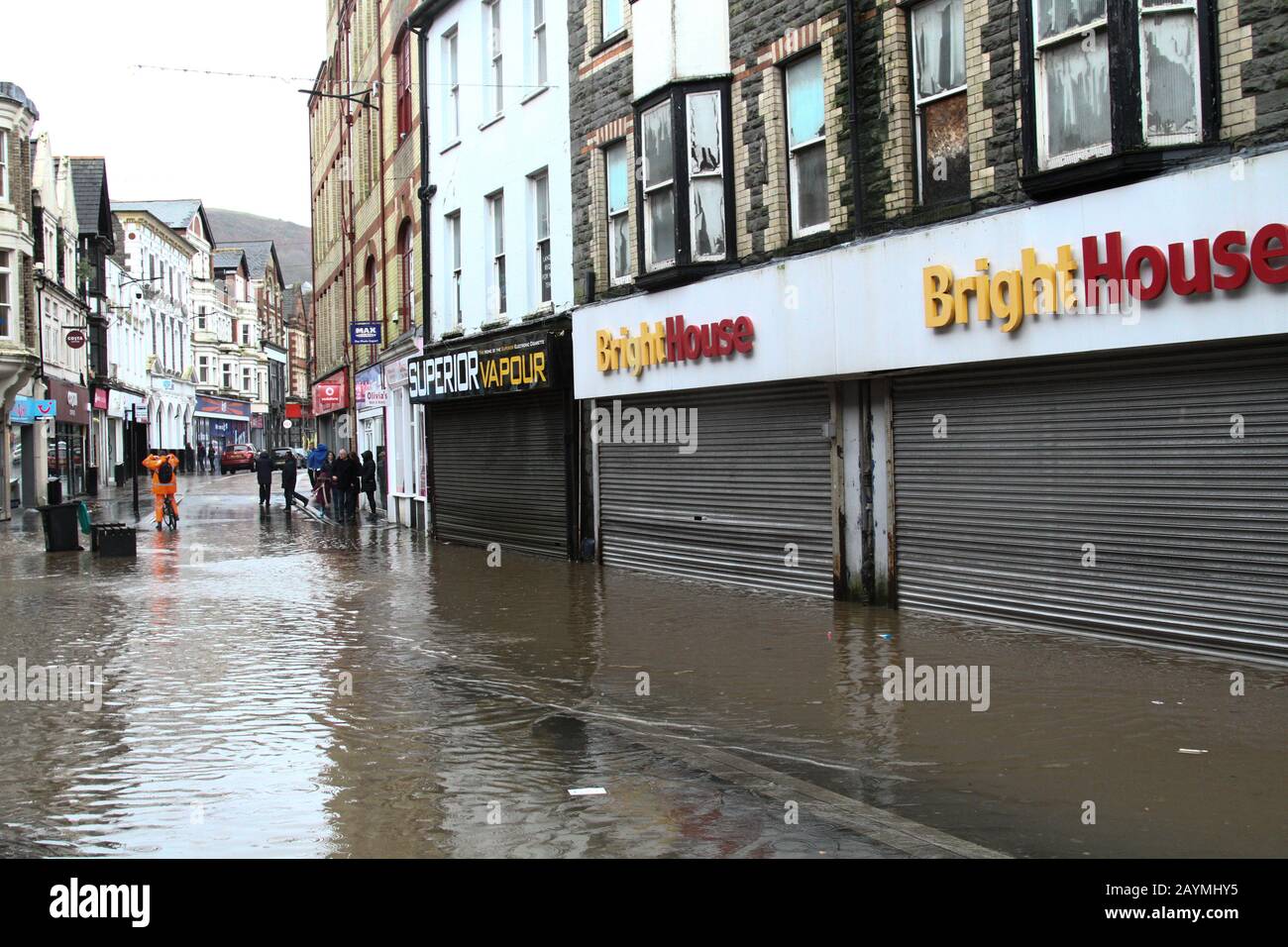 Pontypridd, Südwales, Großbritannien. Februar 2020. Wetter in Großbritannien: Häuser und Unternehmen werden heute Morgen stark überschwemmt, nachdem der Fluss Taff über Nacht, nach dem starken Regen, an den Ufern platzt. Kredit: Andrew Bartlett/Alamy Live News Stockfoto