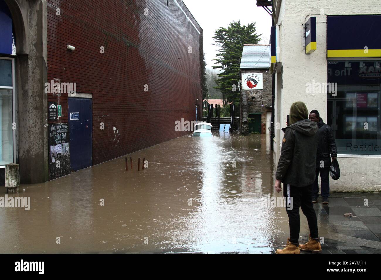 Pontypridd, Südwales, Großbritannien. Februar 2020. Wetter in Großbritannien: Häuser und Unternehmen werden heute Morgen stark überschwemmt, nachdem der Fluss Taff über Nacht, nach dem starken Regen, an den Ufern platzt. Kredit: Andrew Bartlett/Alamy Live News Stockfoto