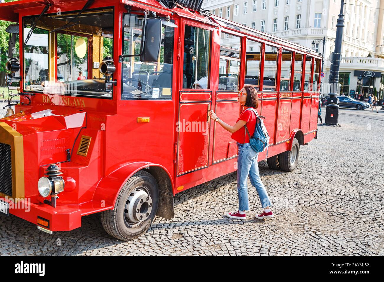 12. MAI 2018, SLOWAKEI, BRATISLAVA: Eine Frau sitzt in einem Touristenbus, der zu den Sehenswürdigkeiten der Stadt Bratislava fährt Stockfoto