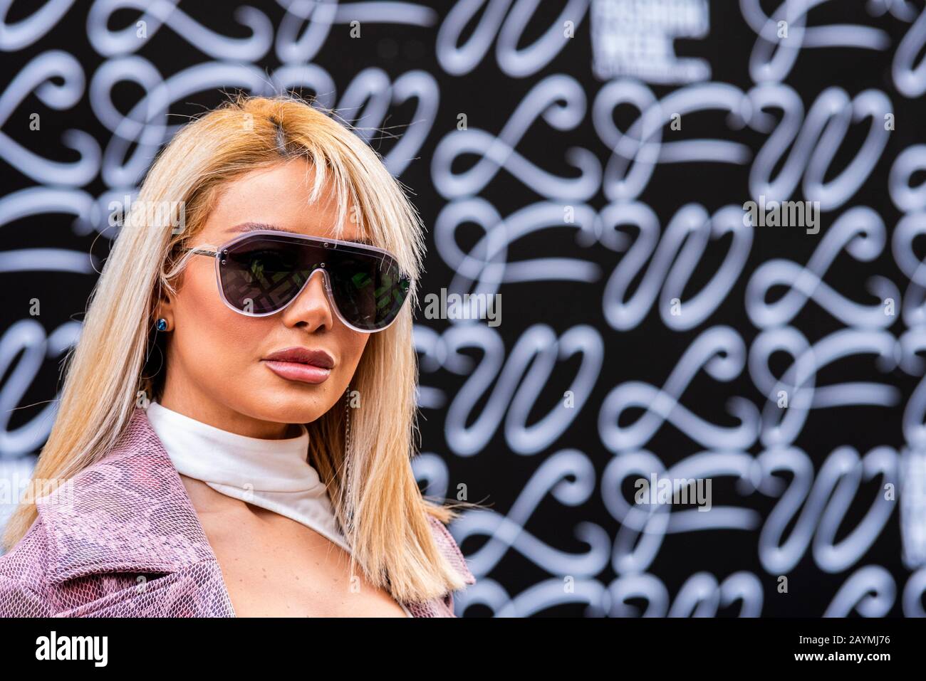 Eine modische Frau, die während Der London Fashion Week 2020 im Strand außerhalb Des Stores posiert. LFW-Marke. Logo Stockfoto
