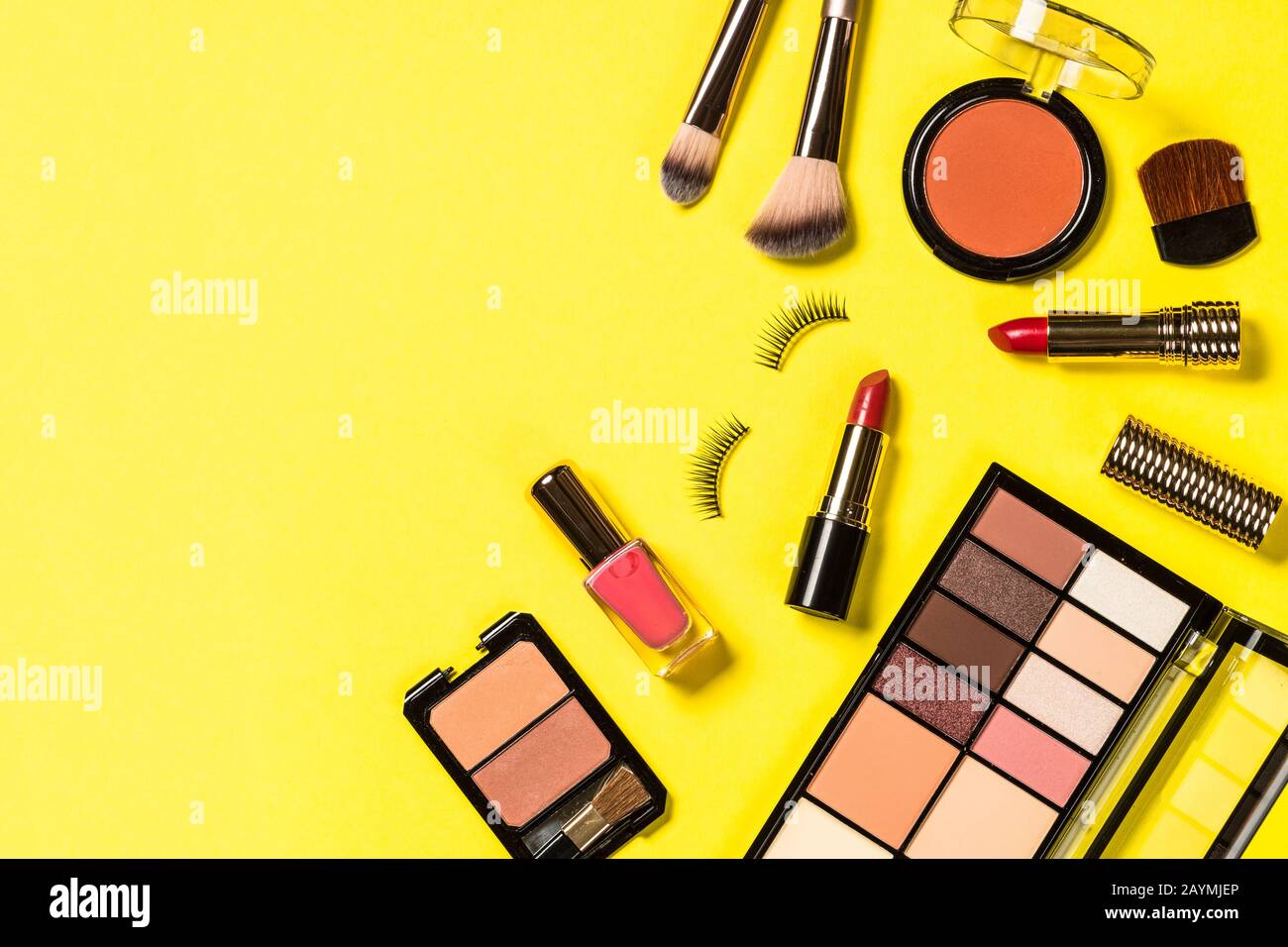 Make-up professionelle Kosmetik auf Farbhintergrund. Stockfoto