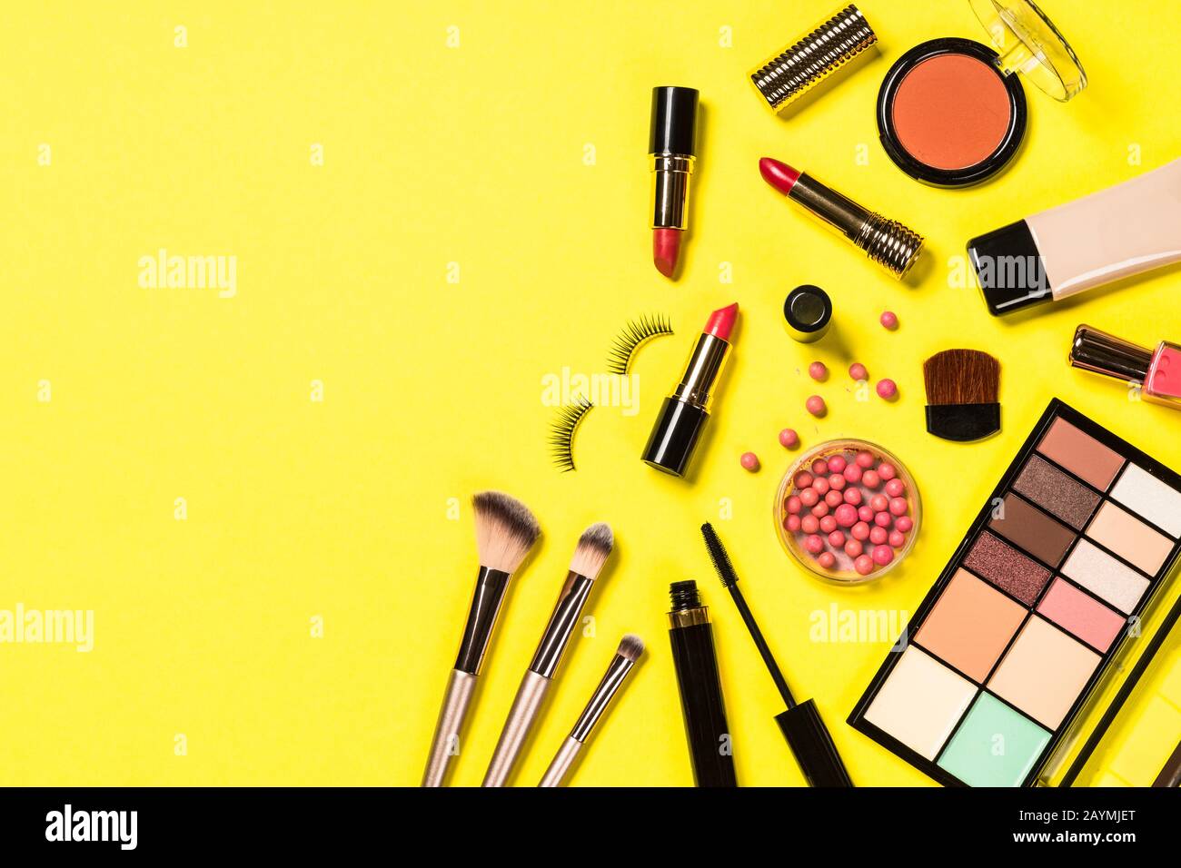 Make-up professionelle Kosmetik auf Farbhintergrund. Stockfoto