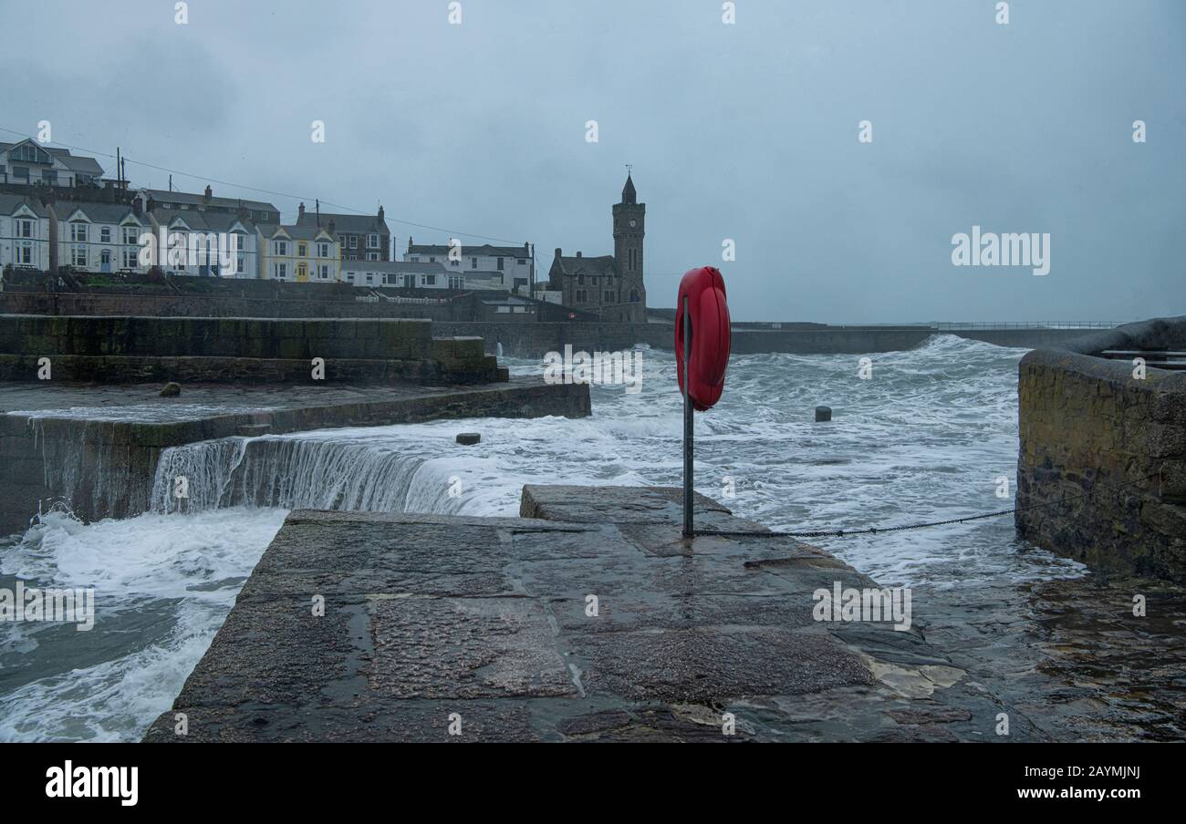 Cornwall, Großbritannien. Februar 2020. Storm Dennis Porthleven Cornwall Credit: Kathleen White/Alamy Live News Stockfoto