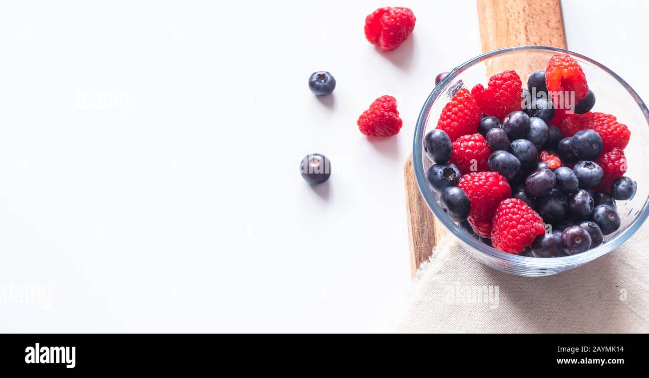 Süße Beeren von Himbeere und Heidelbeere aus nächster Nähe Stockfoto