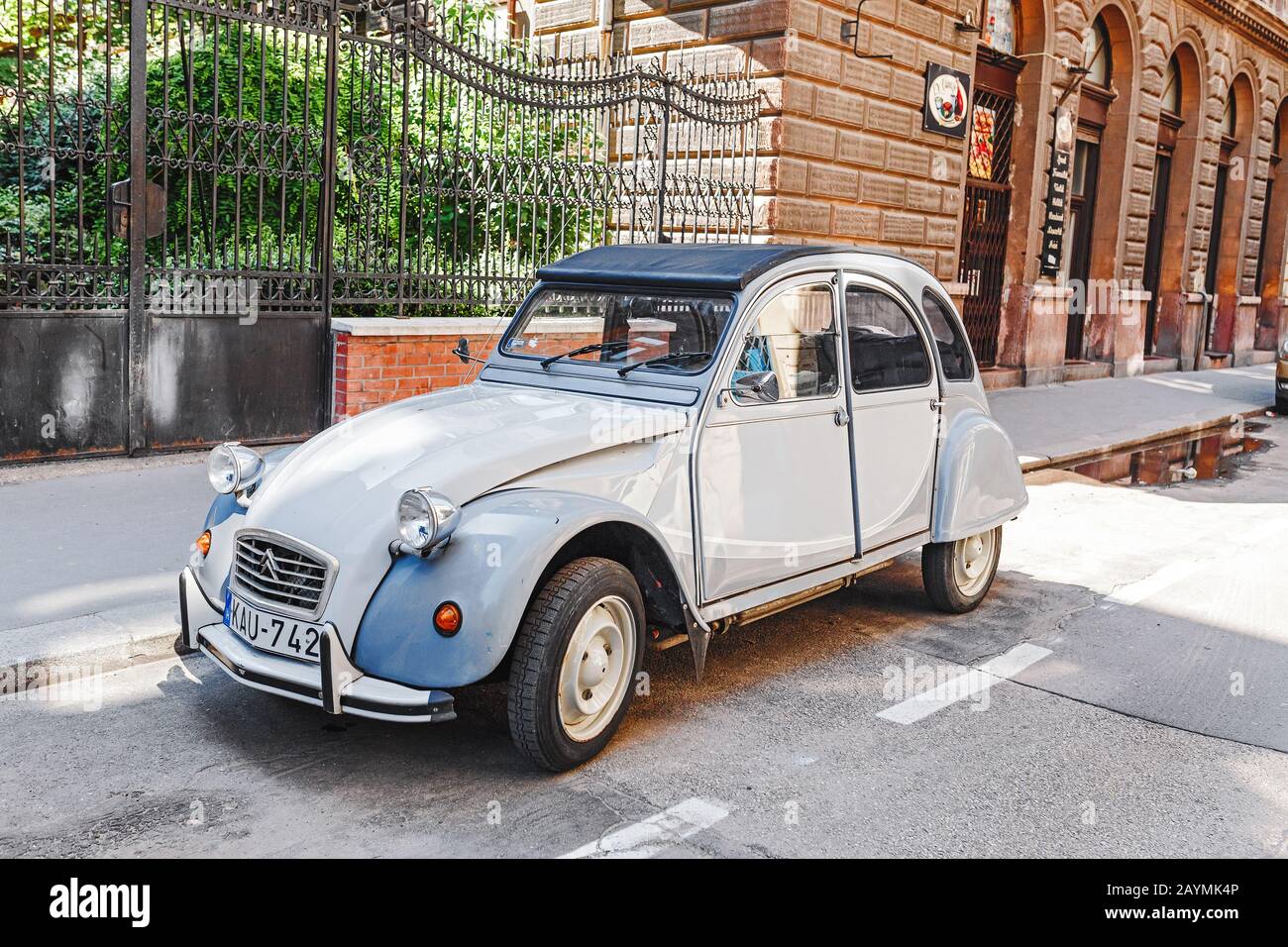 13. MAI 2018, BUDAPEST, UNGARN: Alter retro Citroen Wagen an der Stadtstraße Stockfoto