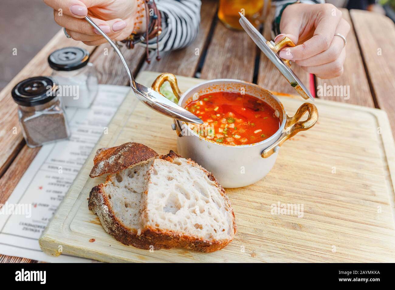 Traditionelle ungarische Gulaschsuppe mit einer schönen Portion im nationalen Restaurant. Das Konzept der lokalen Küche in Budapest Stockfoto