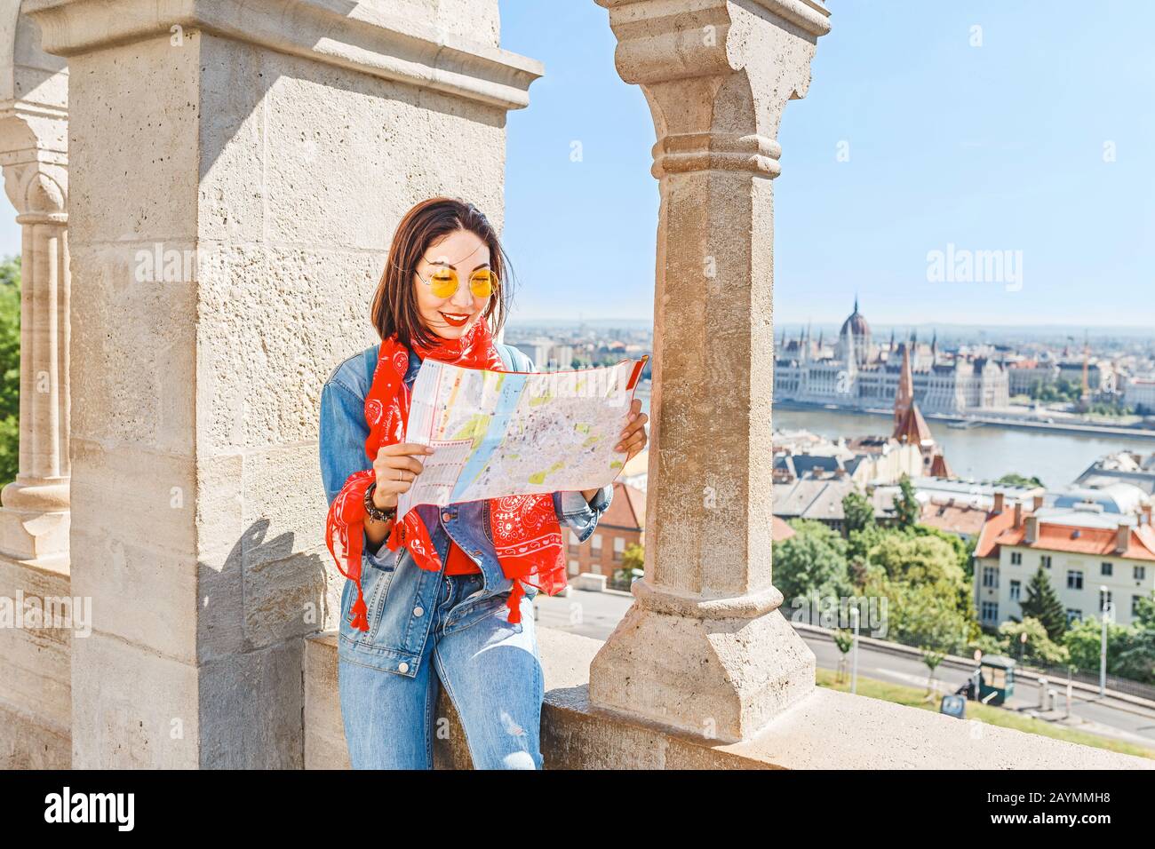 Die hübsche junge asiatische Reisende Frau, die auf der Karte der Fischerbastion in Budapest, Ungarn, steht Stockfoto