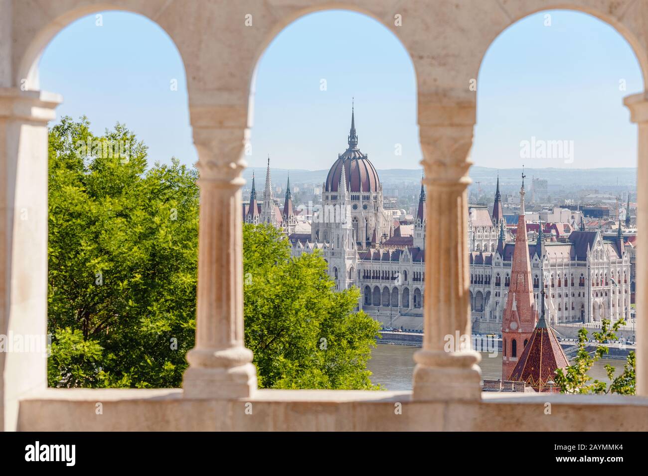 Blick auf das ungarische Parlament über den Balkon der Fischerbastion in Budapest Stockfoto