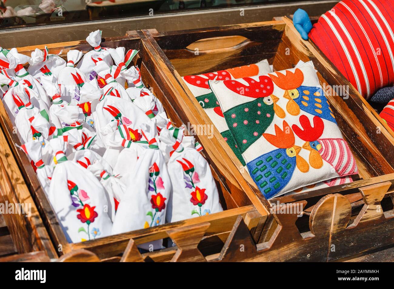 Bunte Stoffhand auf dem ungarischen Markt Stockfoto