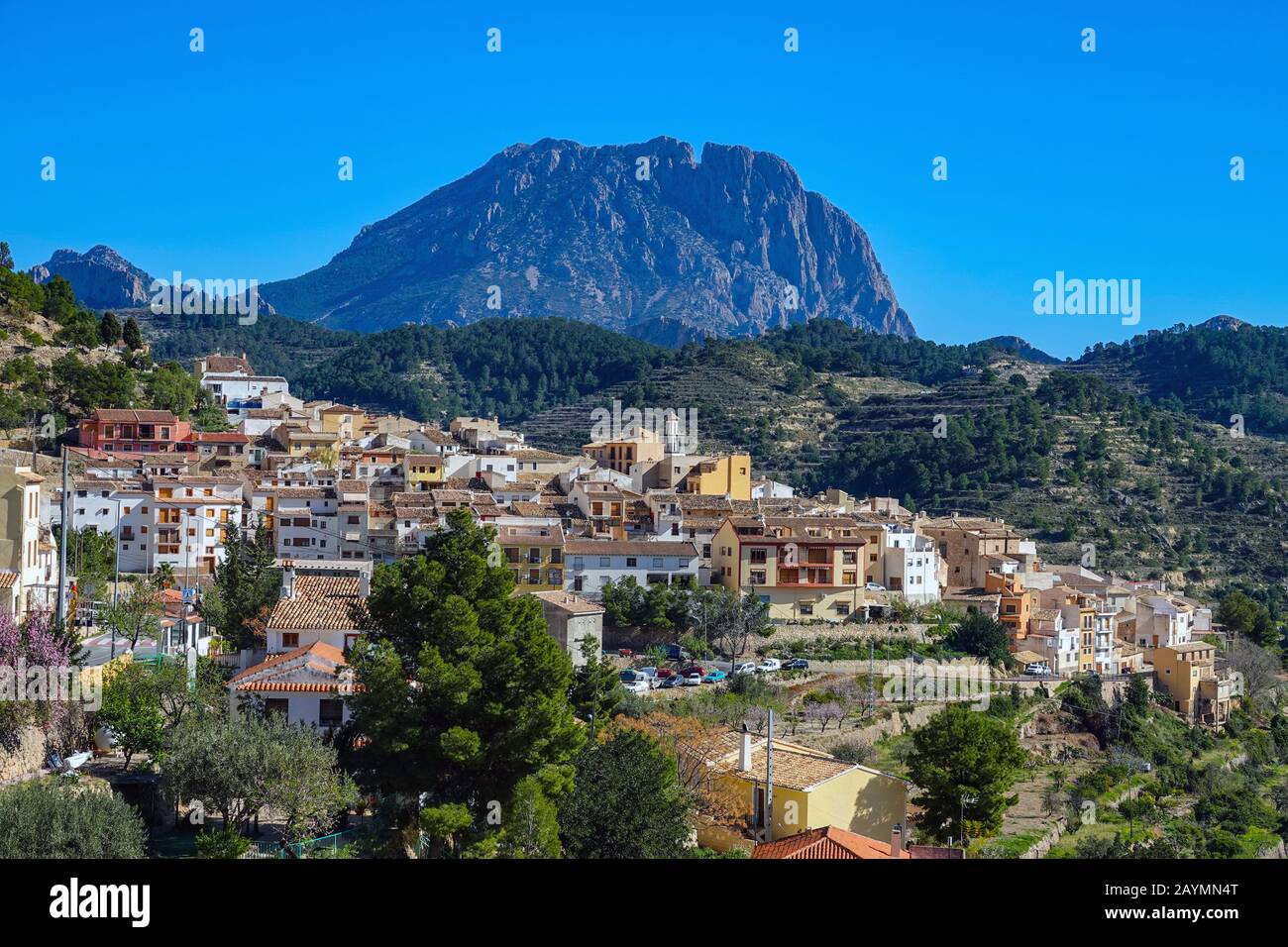 Die Bergstadt Finestrat und der Berg Puig Campana, Costa Blanca, Spanien Stockfoto