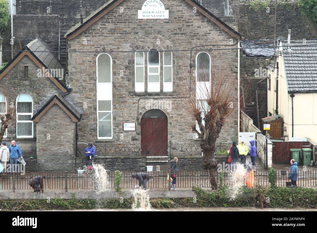 Pontypridd, Südwales, Großbritannien. Februar 2020. Wetter in Großbritannien: Häuser und Unternehmen werden heute Morgen stark überschwemmt, nachdem der Fluss Taff über Nacht, nach dem starken Regen, an den Ufern platzt. Kredit: Andrew Bartlett/Alamy Live News Stockfoto