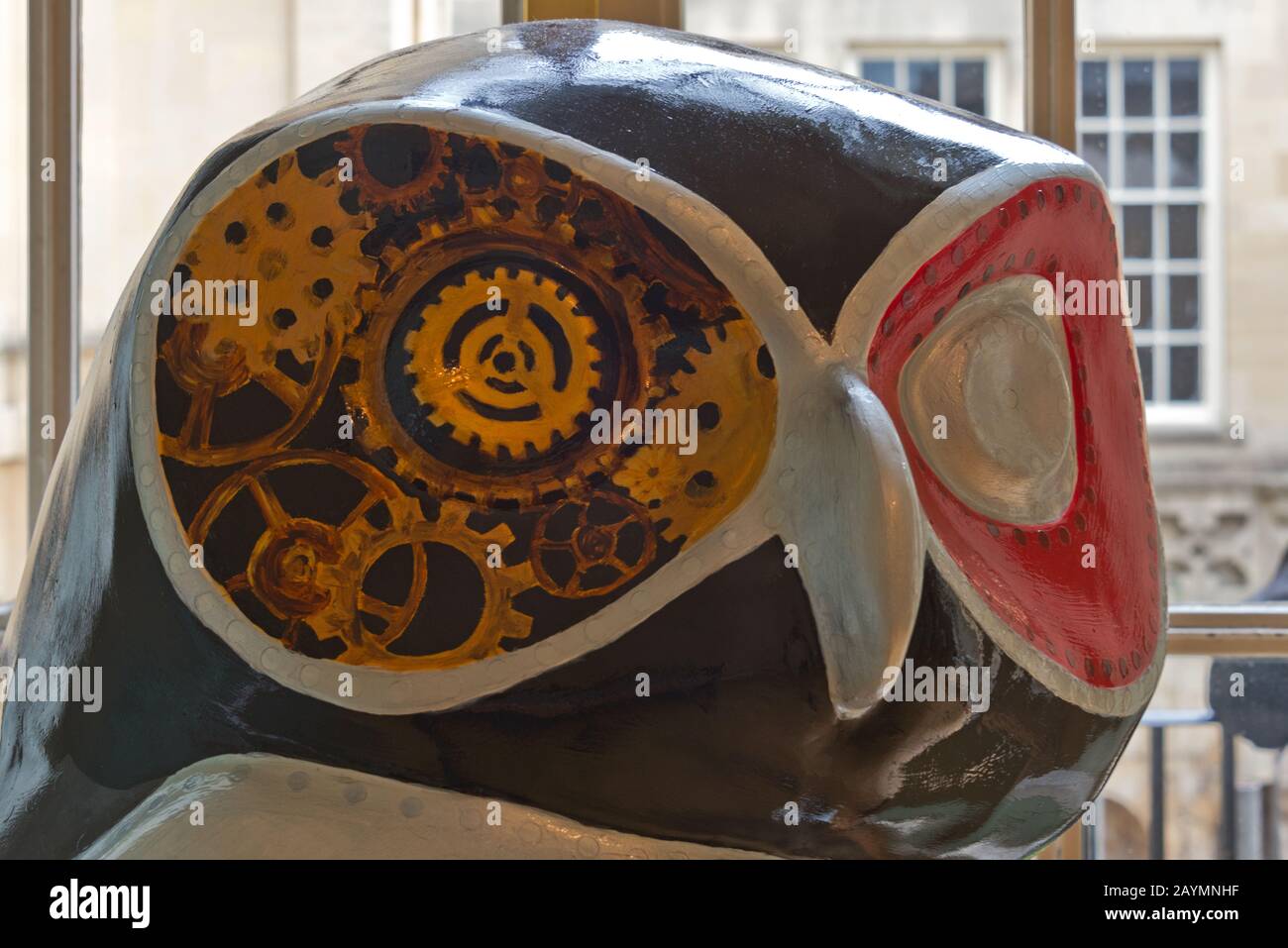 Bemalte Eule Sculpture's rund um das Bath City Center im Spätsommer 2018. Bath, somerset; England, Großbritannien Stockfoto