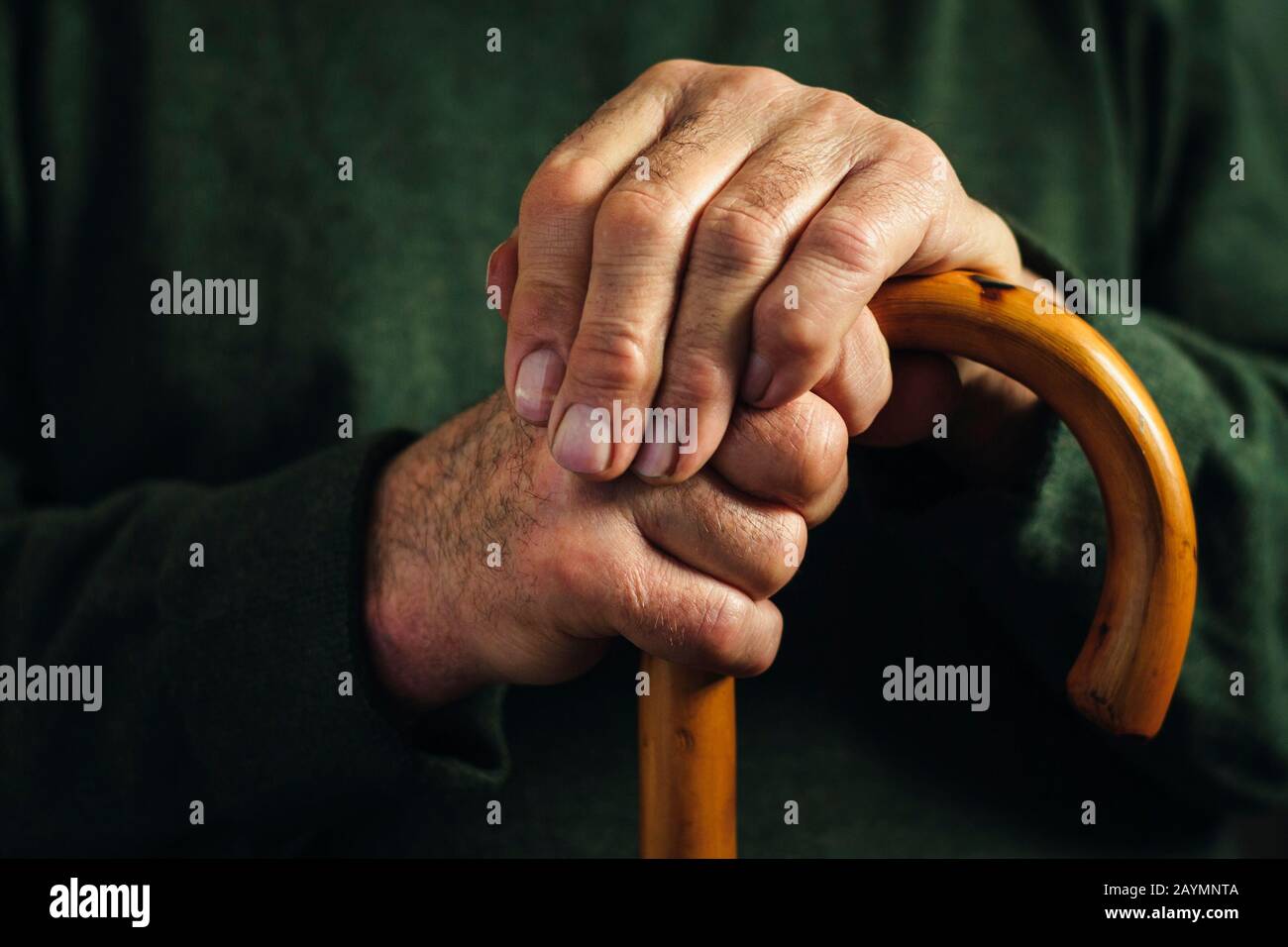 Ein älterer behinderter Mann klammert seinen Gehstock Stockfoto