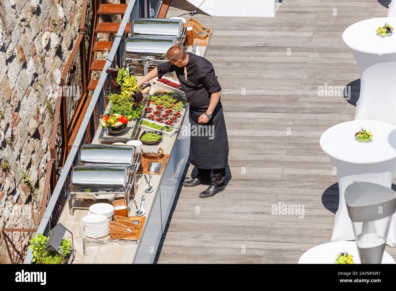 14. MAI 2018, BUDAPEST, UNGARN: Koch und Kellner servieren Speisen auf Buffetveranstaltung oder Party im Außenrestaurant mit frischen Speisen und Getränken Stockfoto