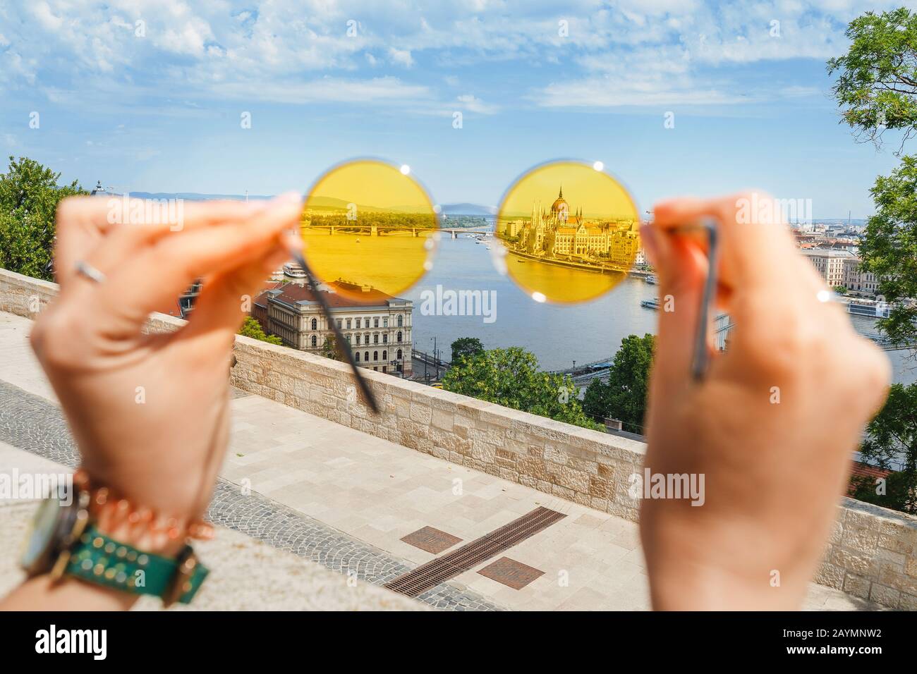 Blick auf die Stadt Budapest durch die gelbe Nilpferdbrille Stockfoto
