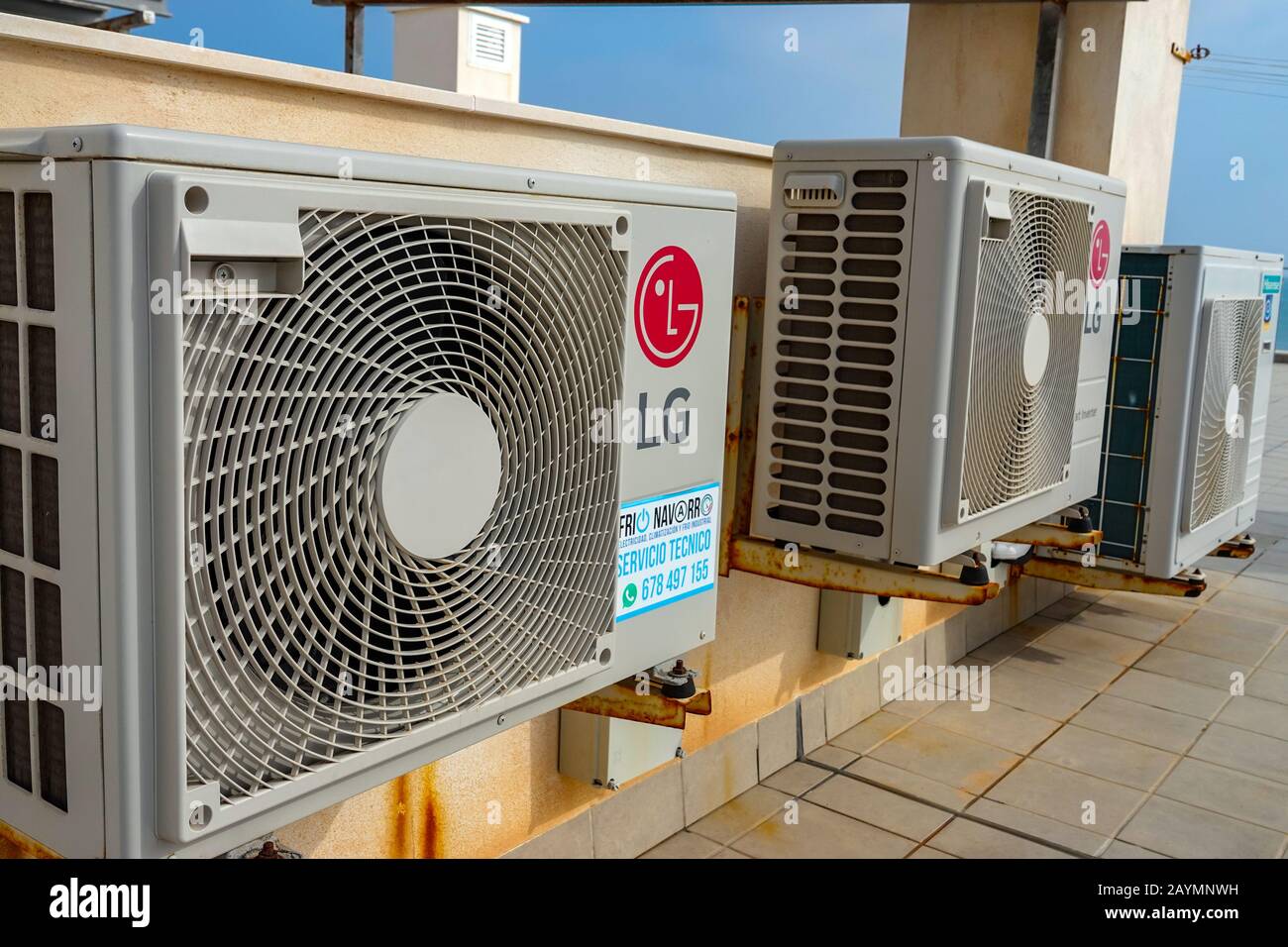 LG Klimaanlagen auf dem Dach, La Mata, Torrevieja, Spanien Stockfoto