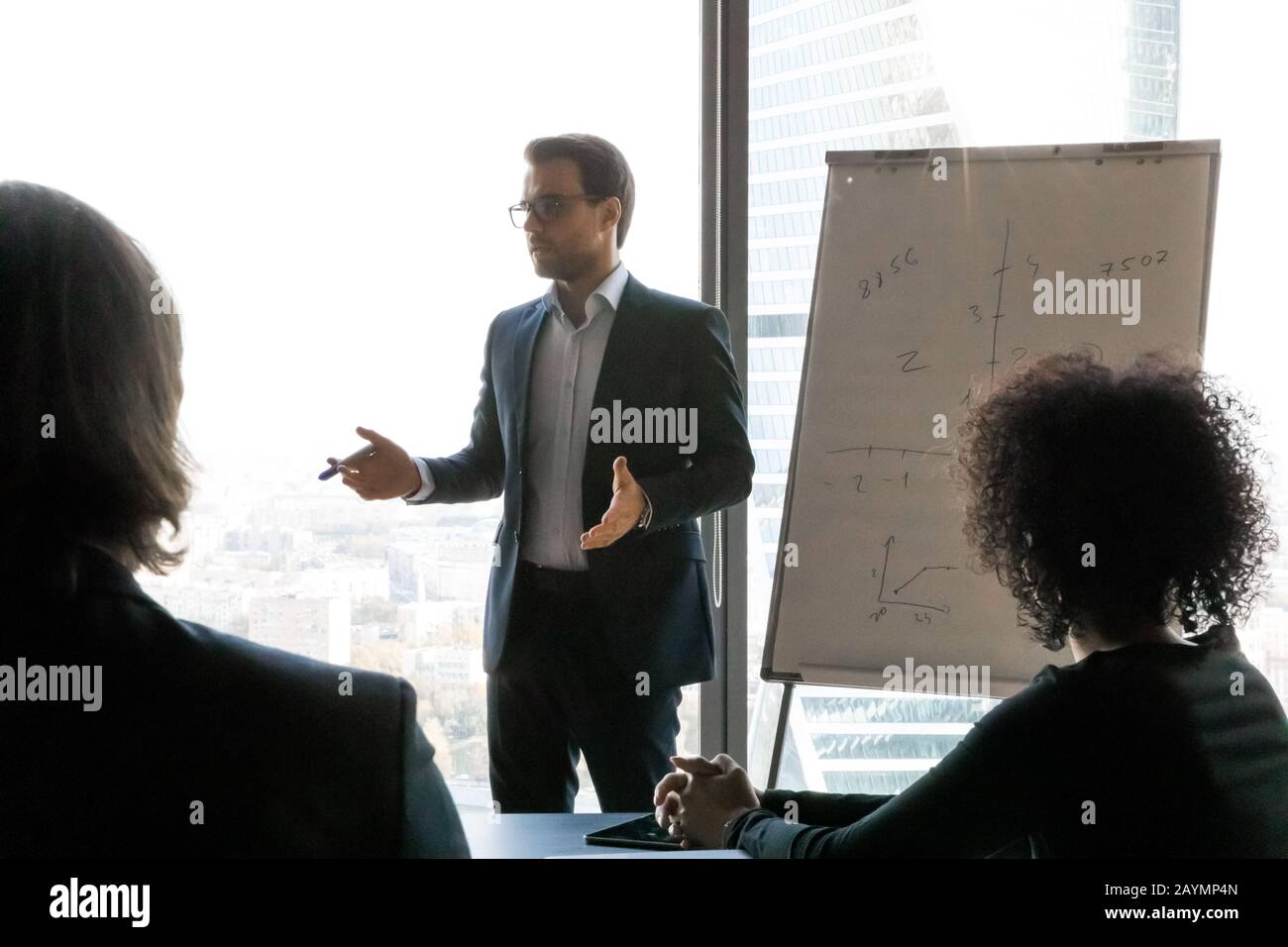 Selbstbewusste Unternehmer in Anzug Flipcharts präsentieren neues Projekt. Stockfoto