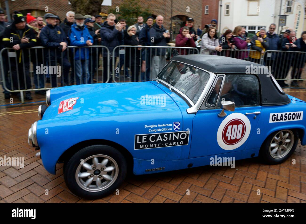 Auto Nummer 400 verlässt die Passage Control in Banbury auf der Rallye Monte-Carlo Historique Stockfoto