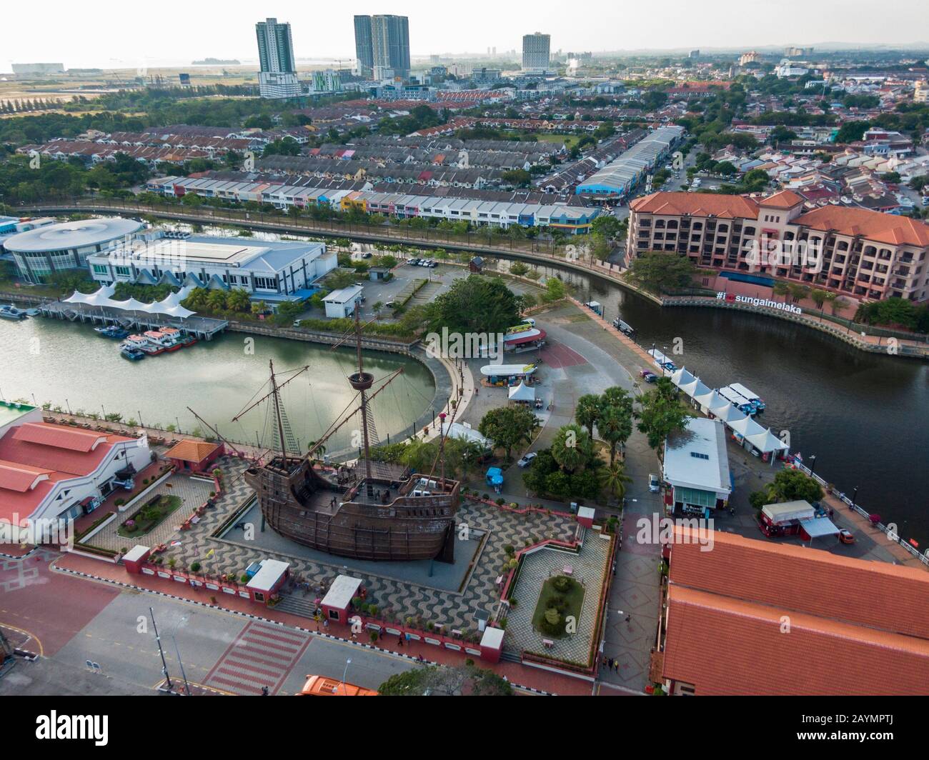 Luftaufnahme von Flor de la Mar eine Nachbildung eines portugiesischen Schiffes im Maritime Museum in Malakka (Melaka), Malaysia. Stockfoto