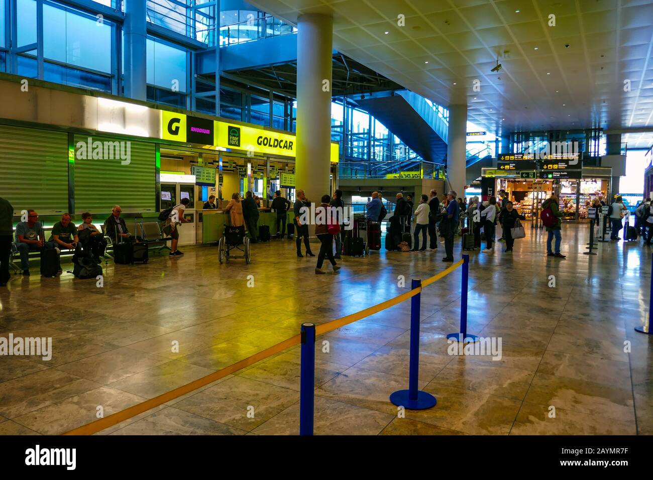 Goldcar Autovermietung am Flughafen Alicante mit Schlange an Urlaubern Stockfoto