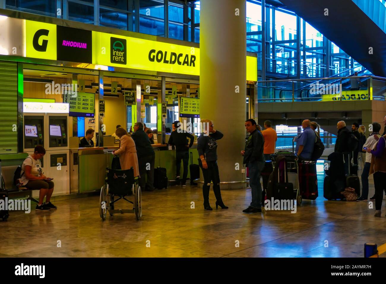 Goldcar Autovermietung am Flughafen Alicante mit Schlange an Urlaubern Stockfoto