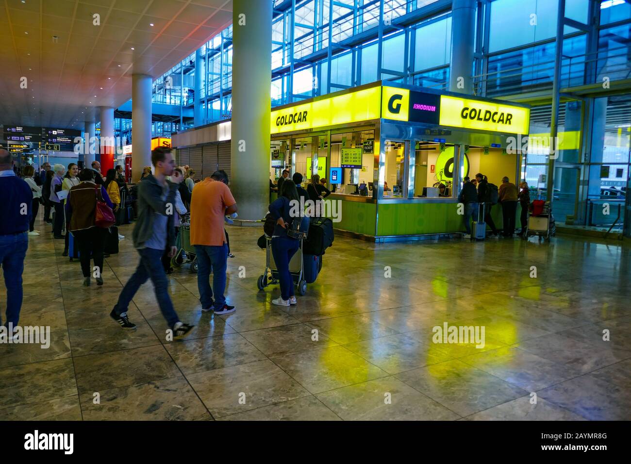 Goldcar Autovermietung am Flughafen Alicante mit Schlange an Urlaubern Stockfoto