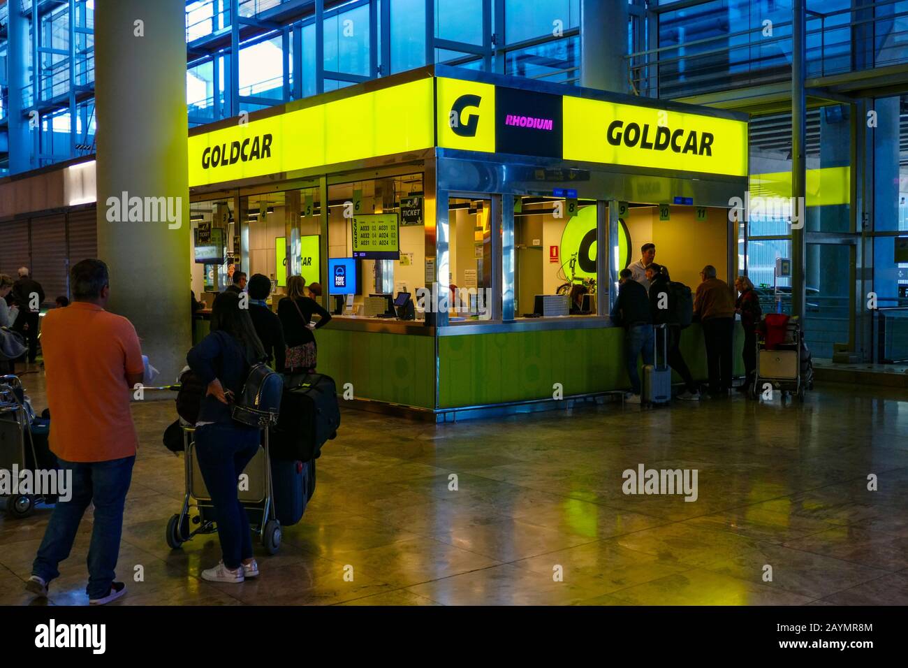 Goldcar Autovermietung am Flughafen Alicante mit Schlange an Urlaubern Stockfoto