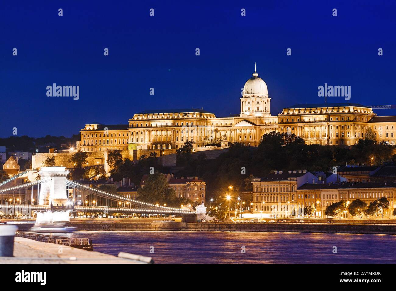 Blick auf die Budapester Nationalgalerie und die Szechenyi-Kettenbrücke nachts vom Fluss Donau Stockfoto