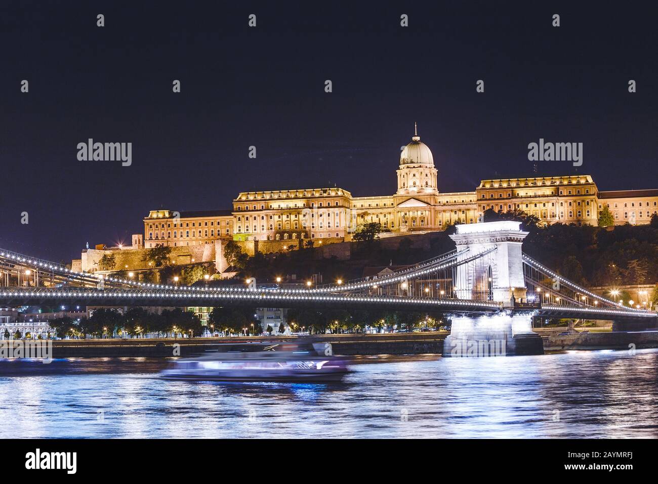 Blick auf die Budapester Nationalgalerie und die Szechenyi-Kettenbrücke nachts vom Fluss Donau Stockfoto