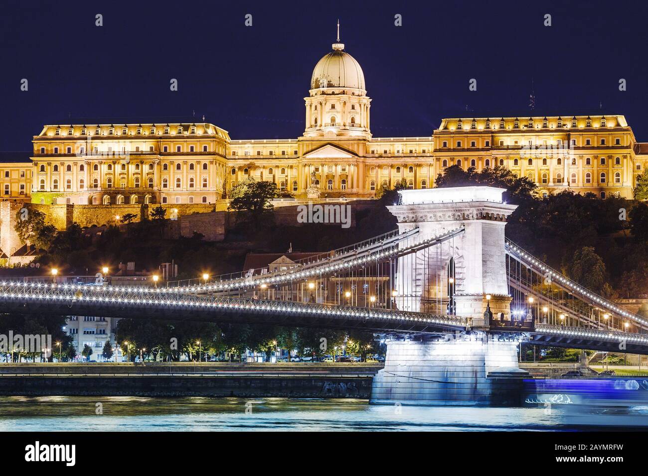 Blick auf die Budapester Nationalgalerie und die Szechenyi-Kettenbrücke nachts vom Fluss Donau Stockfoto