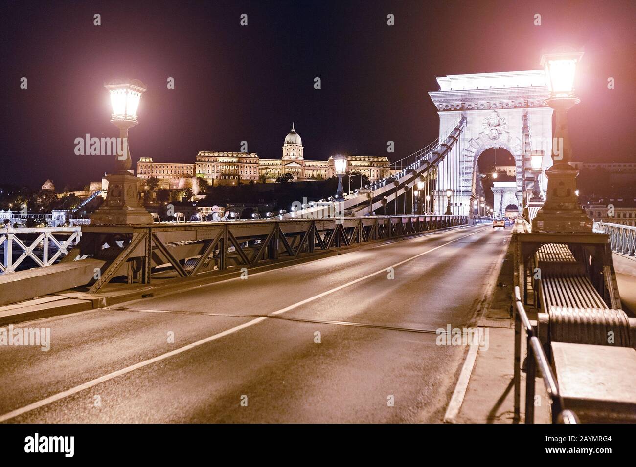 Blick auf die Szechenyi-Kettenbrücke, die zwischen Buda und Pest die Donau überspannt. Royal Castle am gegenüberliegenden Ufer des Flusses Stockfoto