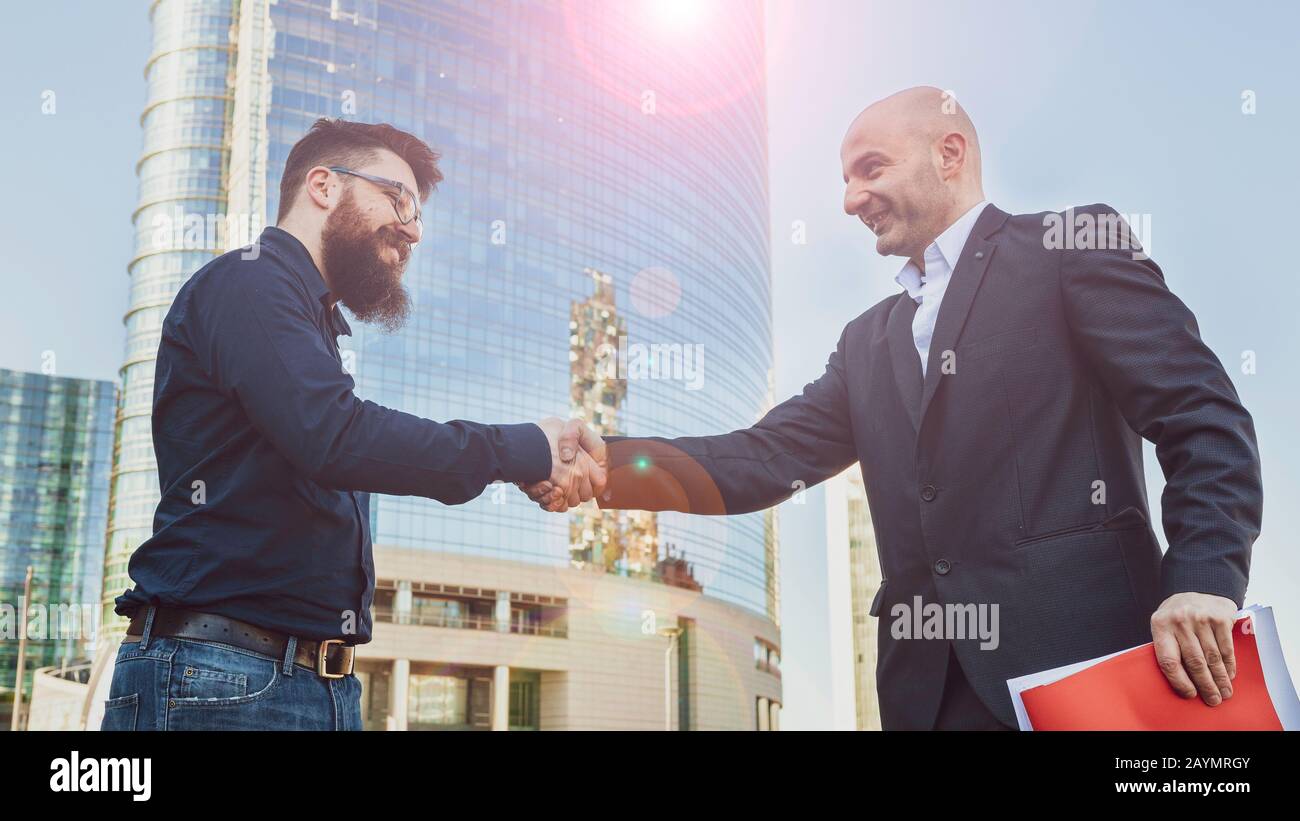 Glückliche Leute schütteln die Hände, Geschäftsleute unterzeichnen einen Deal mit einem Handschlag, Kunde und Verkäufer sind zufrieden mit dem Abschluss des Deals, der Immobilien ag Stockfoto
