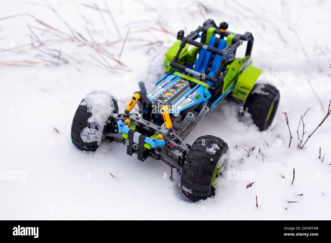 Tambov, Russische Föderation - 28. Januar 2020 Lego Technic Formel Off-Roader auf Schnee im Freien. Stockfoto