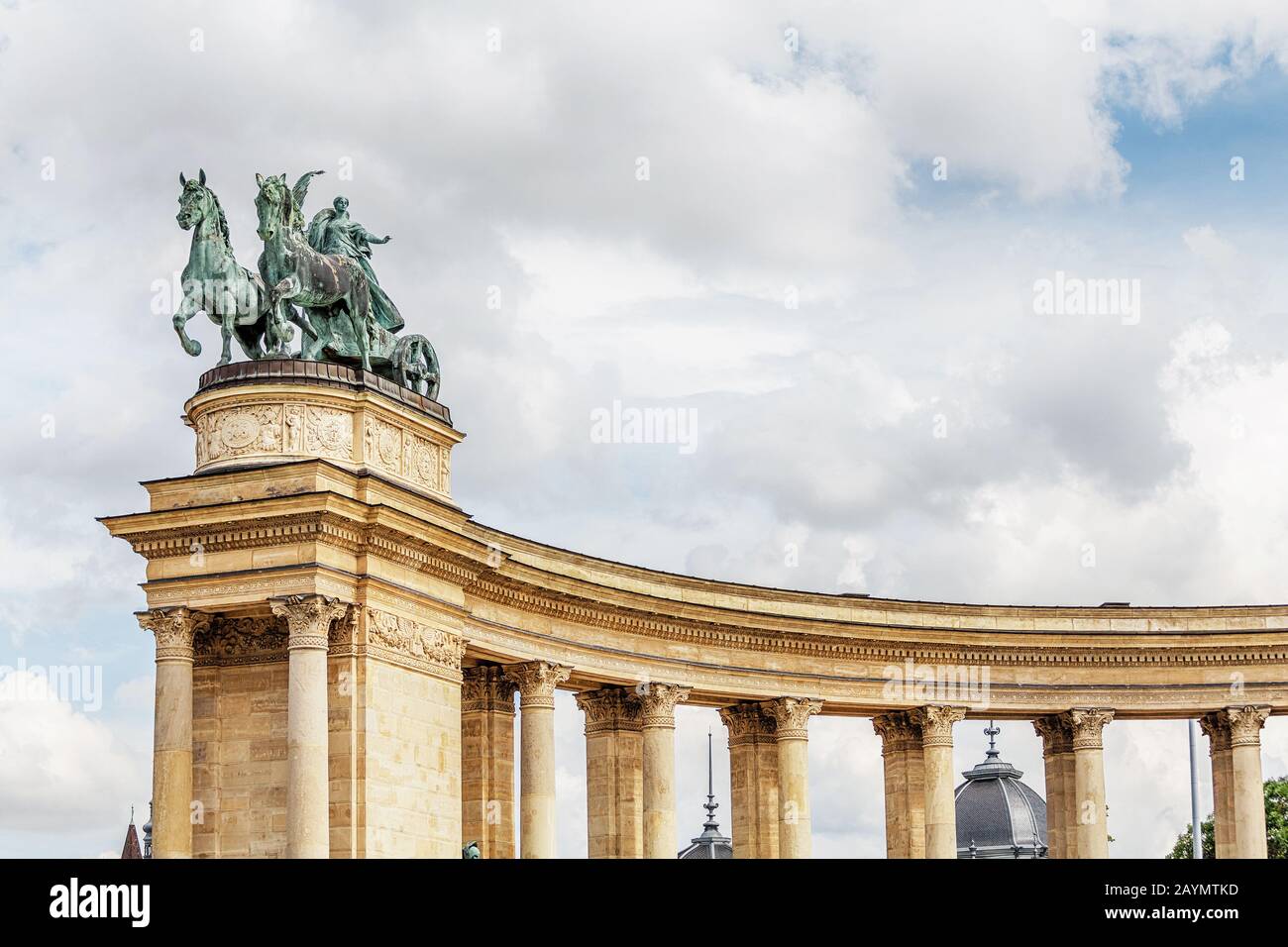 Eine Nahaufnahme von Statuen und Denkmälern ungarischer historischer Persönlichkeiten auf dem Heldenplatz in Budapest Stockfoto