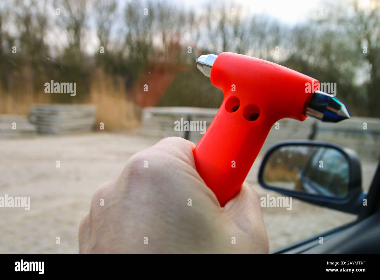 Sicherheitshammer wird verwendet, um Fensterscheiben bei einem Autounfall zu zertrümmern Stockfoto