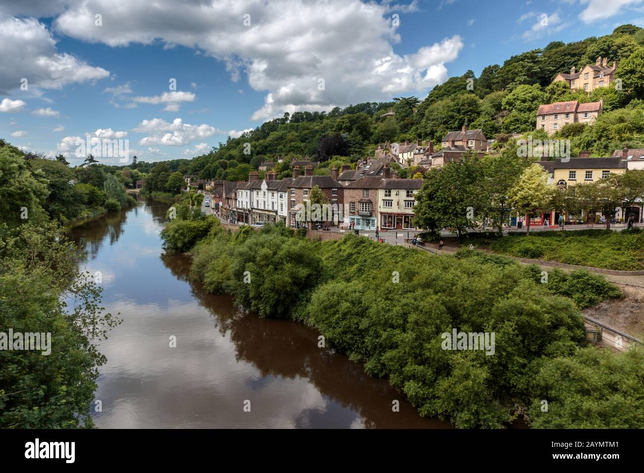 River Severn und Ironbridge, im Herzen der Ironbridge Gorge, in der Nähe von Telford, Shropshire, England, Großbritannien Stockfoto
