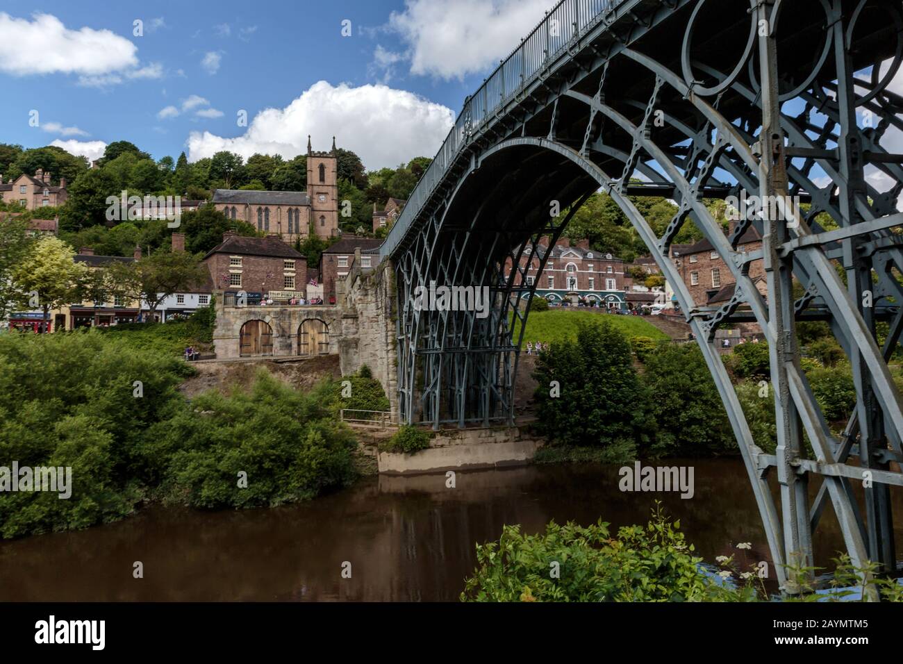 Die Iron Bridge überspannt den Fluss Severn, während sie durch die Ironbridge Gorge bei Ironbridge in Shropshire, England, Großbritannien fließt Stockfoto