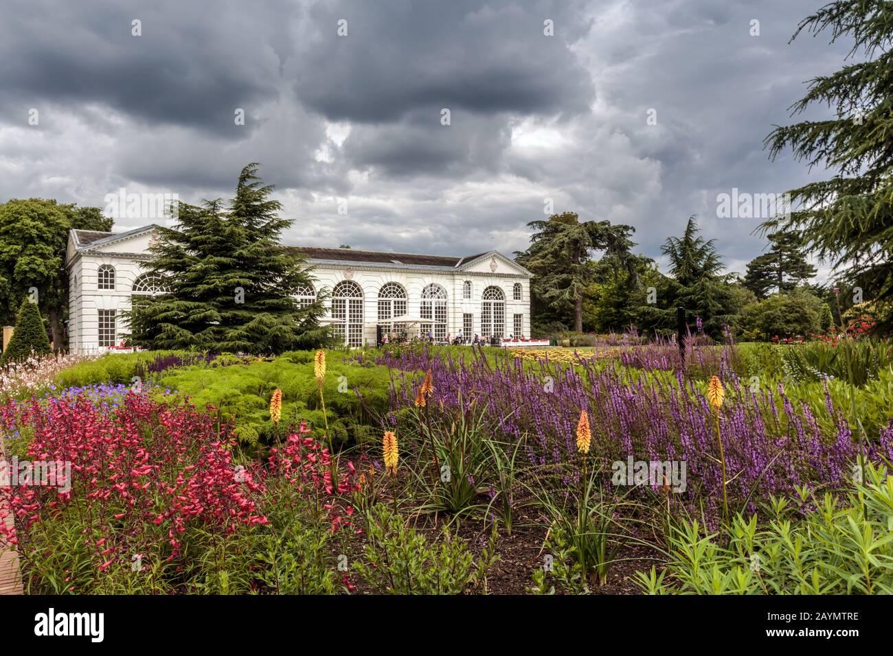 Blumenbeete vor der Orangerie, entworfen von Sir William Chambers, und 1761 fertiggestellt. Die Royal Botanic Gardens, Kew, Surrey, England. Stockfoto