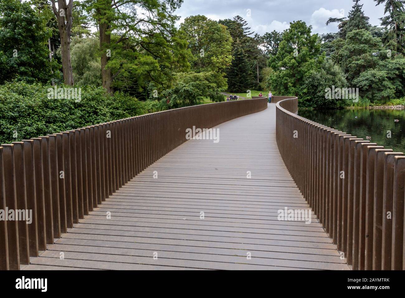Die Sackler Crossing Bridge über den See an den Royal Botanic Gardens, Kew, London Borough of Richmond upon Thames, Surrey, England. Stockfoto