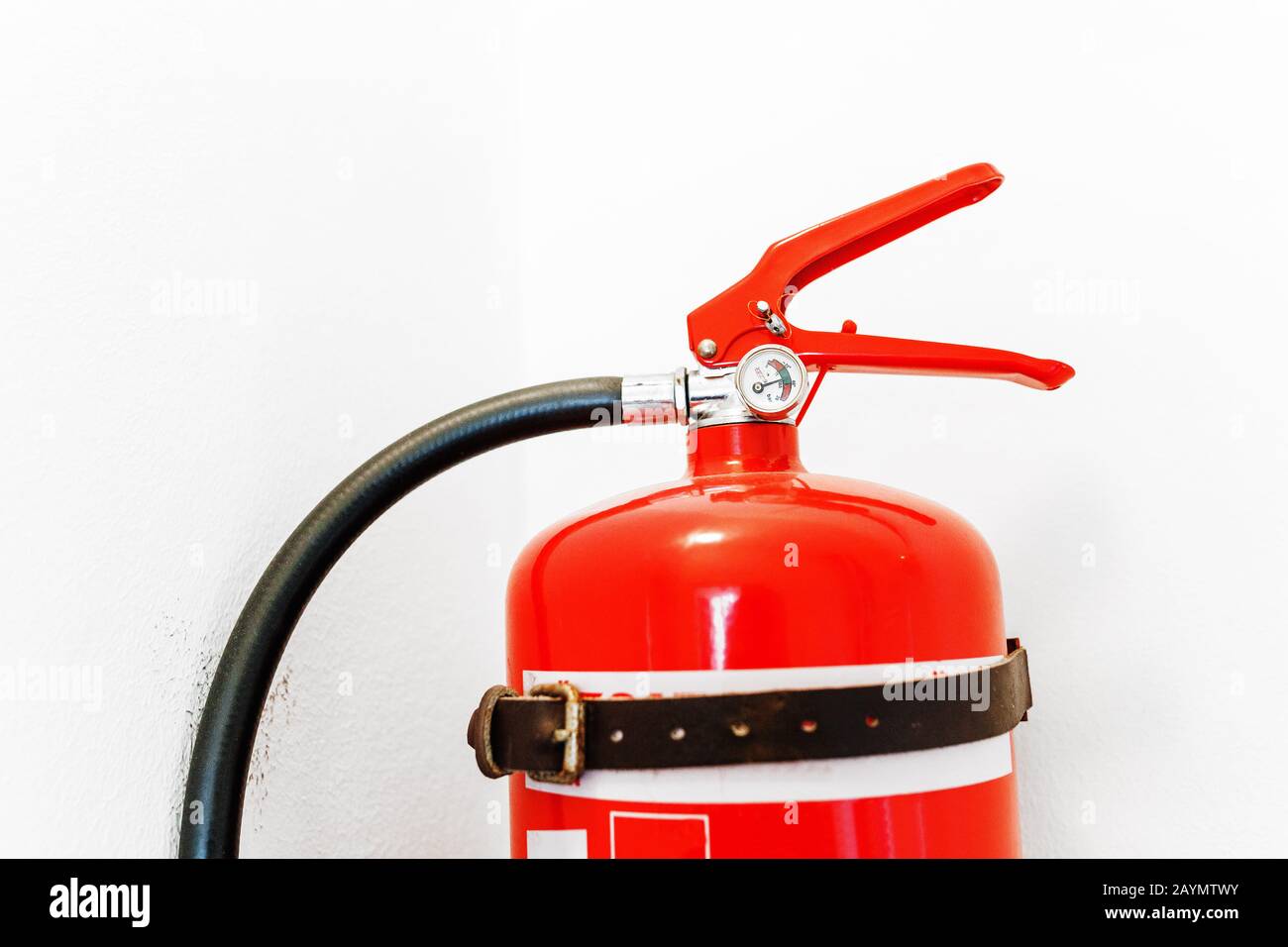 Roter Feuerlöscher auf weißem Hintergrund isoliert Stockfoto