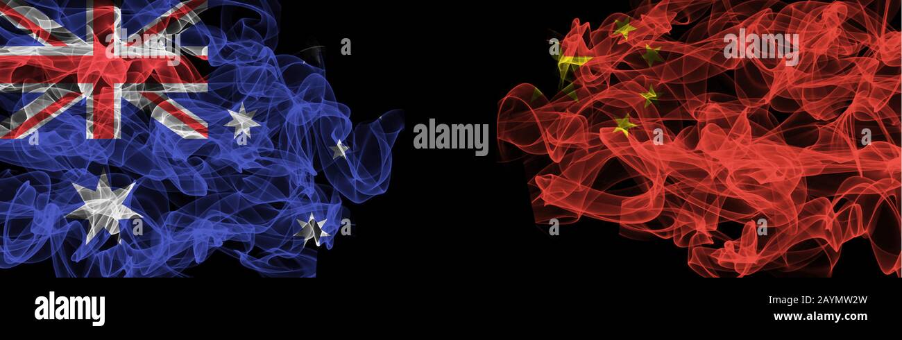 Flaggen Australiens und Chinas auf schwarzem Hintergrund, Australien vs. China Smoke Flags Stockfoto