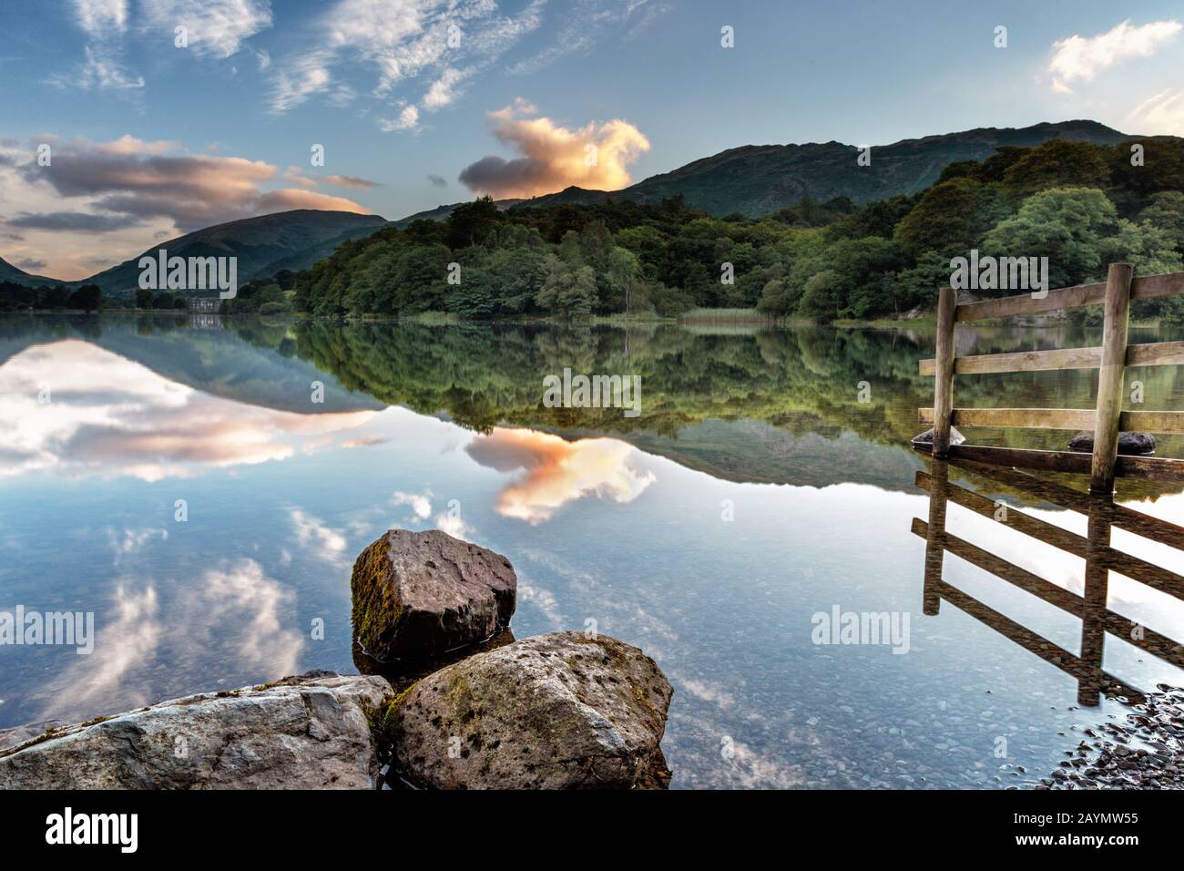 Blick am frühen Morgen vom Ufer des Grasmere Lake. Lake District, Cumbria, England, Großbritannien Stockfoto