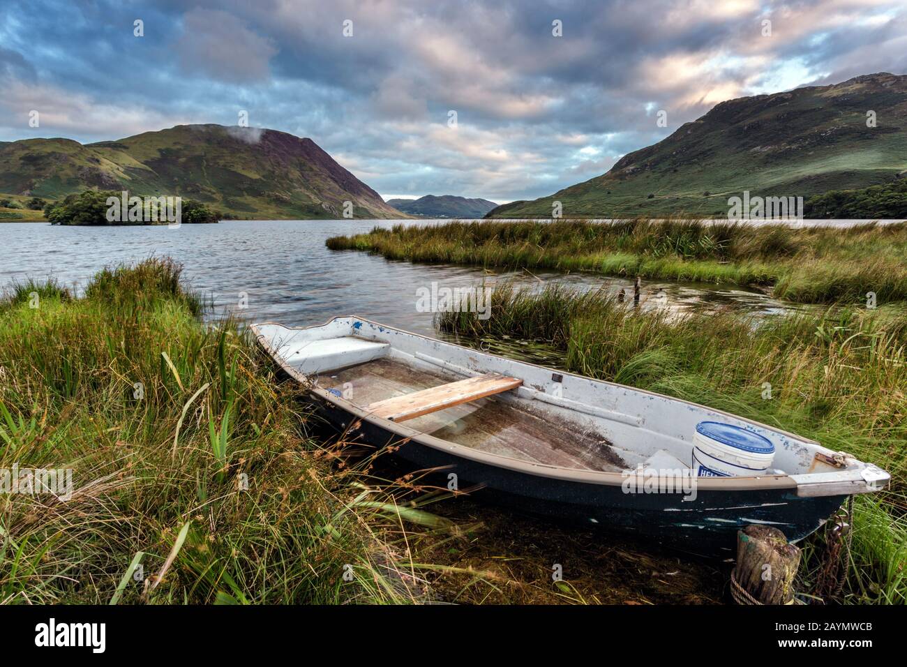 Ein vermauertes Ruderboot in Crummock Water, Lake District, Cumbria, England, Großbritannien Stockfoto