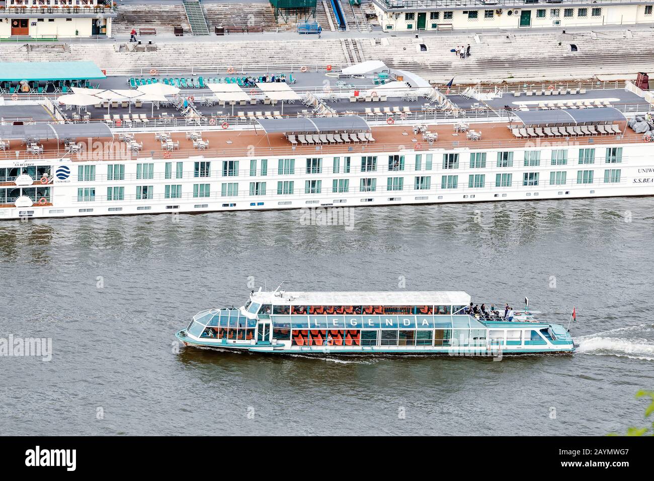 15. MAI 2018 BUDAPEST, UNGARN: Kreuzfahrtschiffe auf der Donau mit Blick auf Budapest Stockfoto