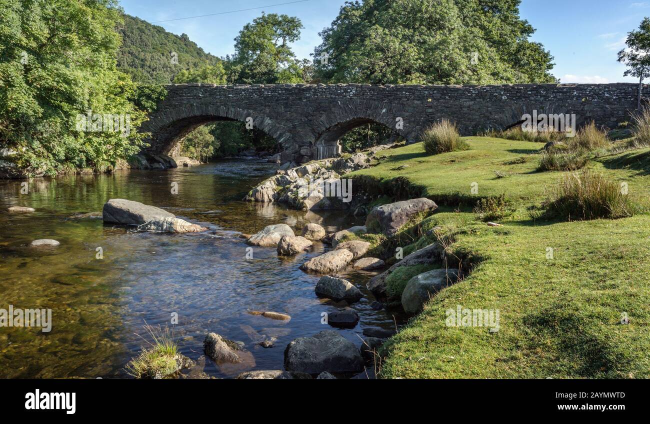 Der Fluss Duddon fließt unter der Brücke bei dem kleinen Dorf Ulpha an der Sella Brow Road, Lake District National Park, Cumbria, England, Großbritannien Stockfoto