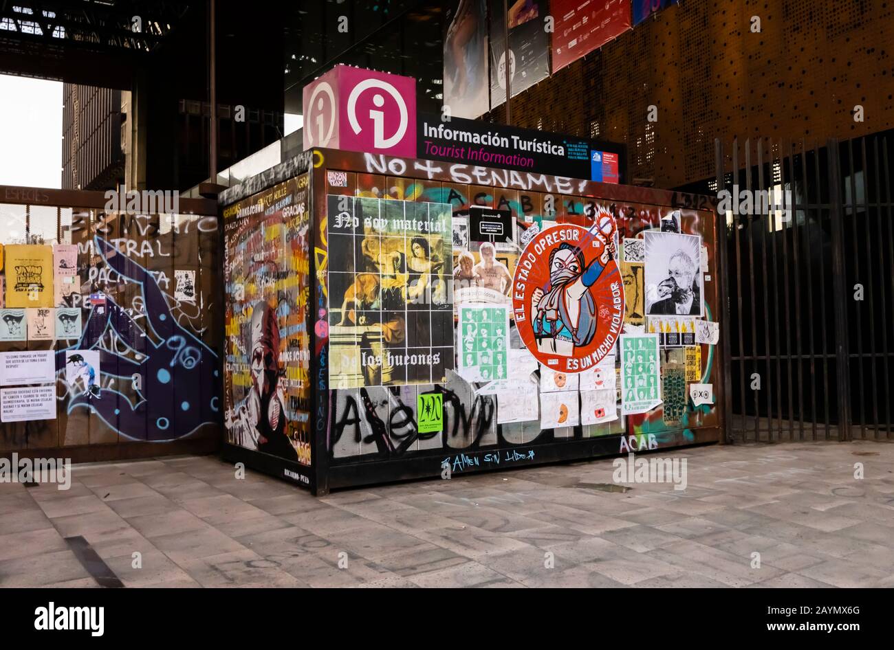 Graffiti und Plakate von den politischen Unruhen und Protesten in Lastarria, Central Santiago, Metropolitan Region, Hauptstadt von Chile, Südamerika Stockfoto