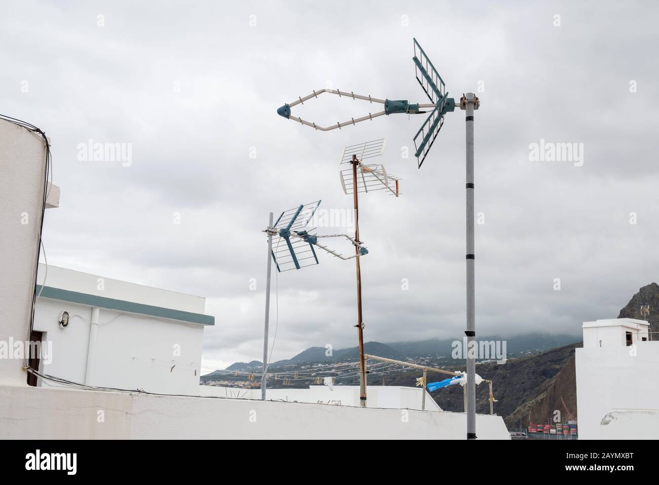 TV-Antennen zeigen in verschiedene Richtungen auf der Spitze eines Hauses, Santa Cruz de la Palma, auf der Insel La Palma, Kanarische Inseln, Spanien Stockfoto